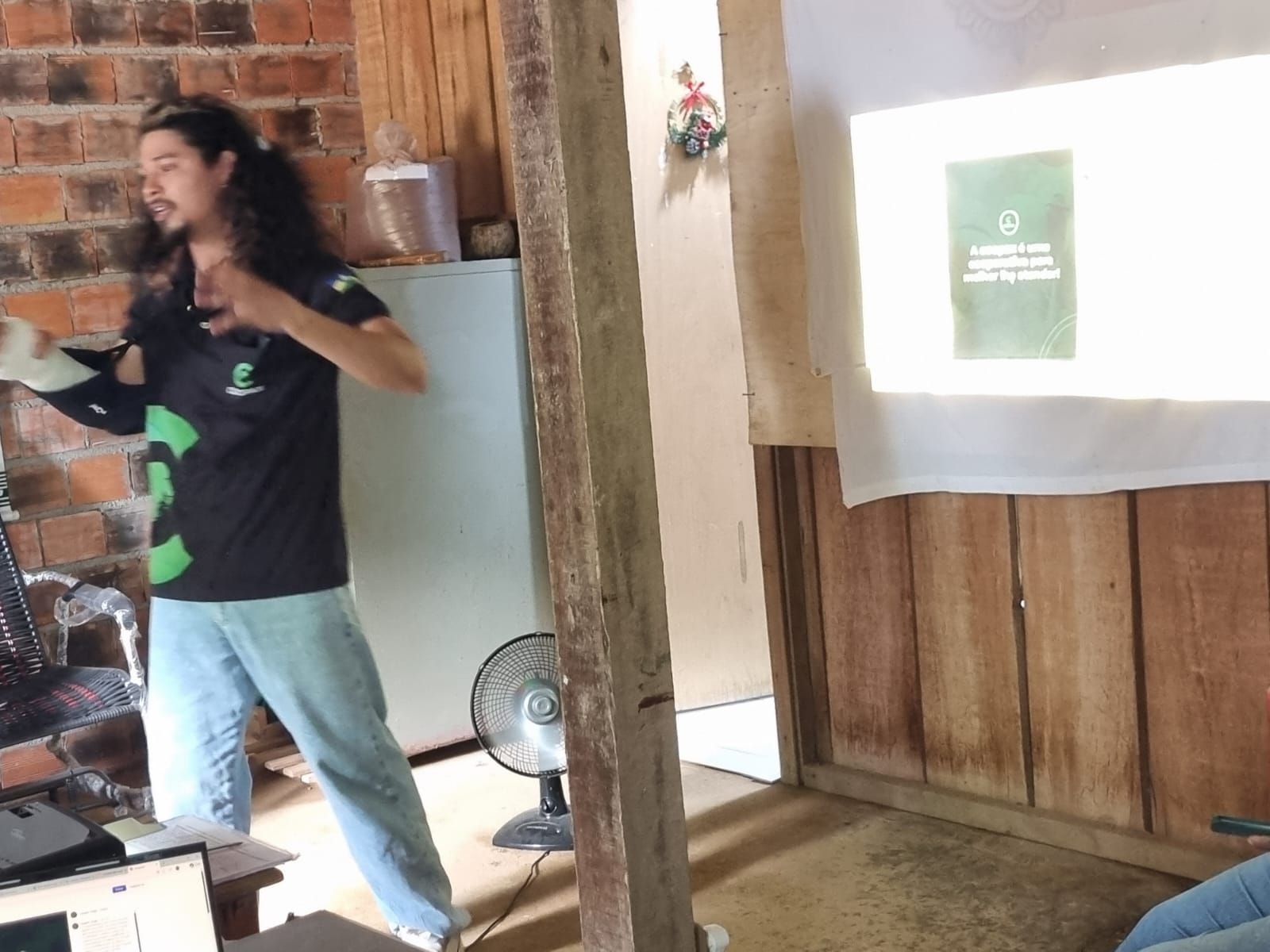 Técnica apresentando capacitação aos cooperados