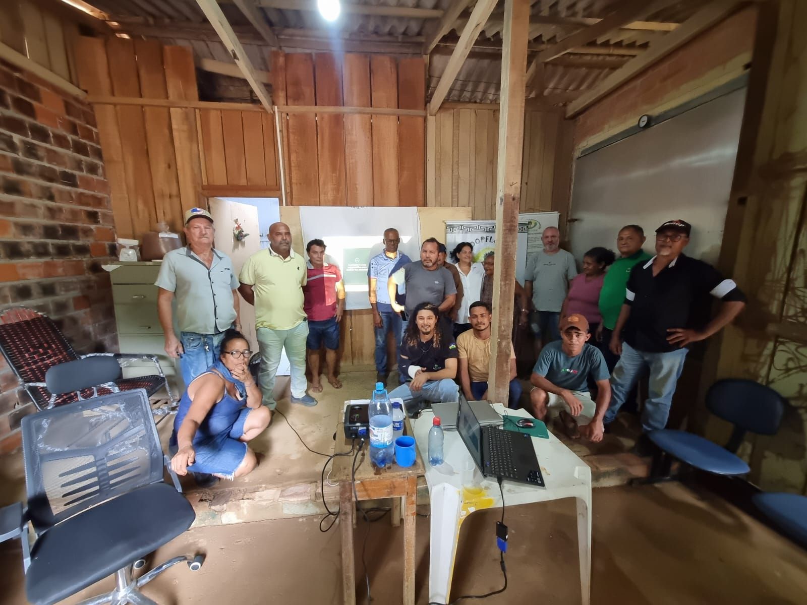 Cooperados reunidos na sede da cooperativa
